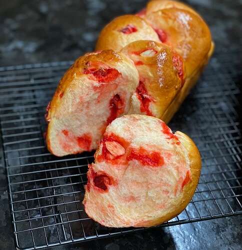 Brioche aux amandes pralinées roses